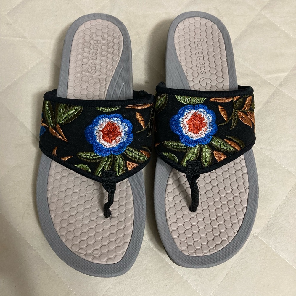 Baretraps  NWOT Embroidered sandals 7.5